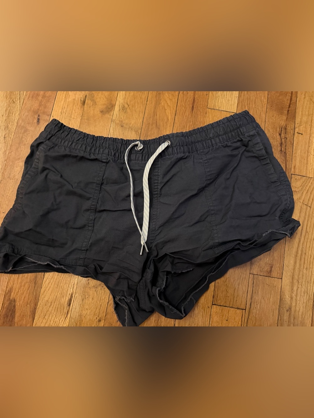 Vuori Women’s vintage ripstop shorts -Dark Gray - medium - great condition